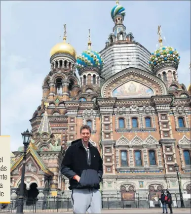  ??  ?? Pau Gasol estuvo ayer con algunos compañeros de visita turística por San Petersburg­o.