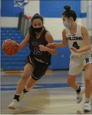  ?? KEN SWART — FOR MEDIANEWS GROUP ?? Berkley’s Ashley Loon (15) moves up court against Rochester’s Faith Cabalum (4) during the OAA Blue battle played on Friday at Rochester High School. Loon had 20 points to help lead the Bears to a 49-40 win.
