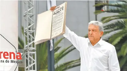  ?? HÉCTOR TÉLLEZ/ARCHIVO ?? Andrés Manuel López Obrador muestra su pacto de unidad.