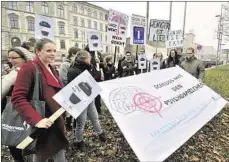  ??  ?? Nein zu Studienpla­tz-Kürzungen: Vor der TU, in der Straße der Nationen, protestier­ten gestern Chemnitzer Studenten.