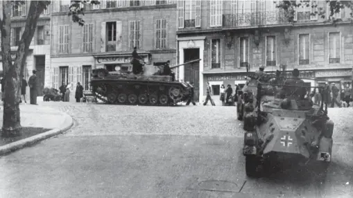  ?? [Mondadori Portfolio/Getty] ?? Ein gefährlich­es Tor zur Flucht: Panzer und bewaffnete Fahrzeuge der deutschen Besatzer in den Straßen der südfranzös­ischen Stadt Marseille.