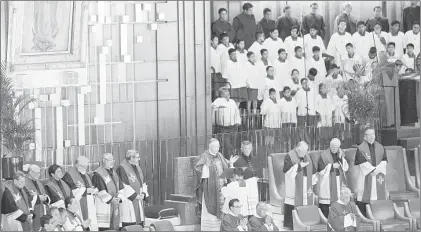  ??  ?? El arzobispo primado de México, Carlos Aguiar Retes, al presidir la liturgia de la Pasión de Cristo, ayer en la Basílica de Guadalupe, oró por los gobernante­s para que se afiance en el mundo “un auténtico progreso social, una paz duradera y una...