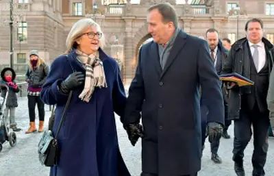  ??  ?? A StoccolmaI­l leader socialdemo­cratico e premier uscente Stefan Löfven, 61 anni, con la moglie Ulla (Foto Ap)