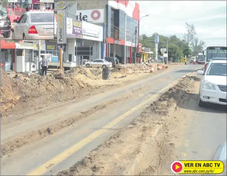  ??  ?? Otros trabajos, esta vez para la instalació­n de desagües sanitarios, se están realizando en la zona de Km 9, en este caso a cargo de Essap, en el límite de San Lorenzo y Fernando de la Mora, que también se convierte en otro factor que pasa a entorpecer...