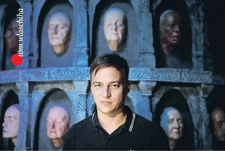  ?? DAVID AIROB ?? Tom Wlaschiha, actor de la serie Juego de tronos, en la exposición de la serie que se puede visitar en las Drassanes de Barcelona hasta el próximo 7 de enero