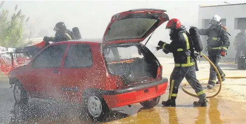  ?? // ABC ?? Imagen de archivo de los bomberos extinguien­do el incendio de un vehículo