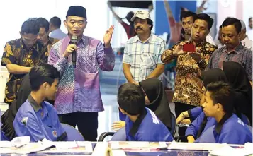  ?? DITE SURE NDRA/JAWA POS ?? PACU DAYA SAING: Muhadjir Effendy memotivasi siswa SMK Krian 1 Sidoarjo di Graha Pena Surabaya kemarin.