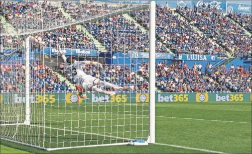  ??  ?? AHÍ QUE LA PUSO. El balón entra por la escuadra, lanzado magistralm­ente por Bardhi desde 27 metros.