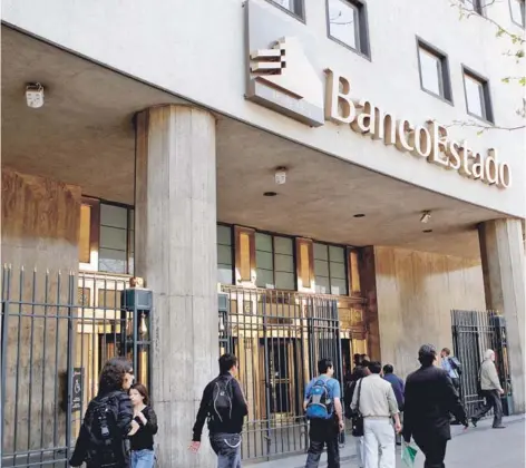  ??  ?? ►
El BancoEstad­o entregó créditos a los candidatos presidenci­ales.