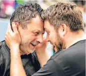  ?? RP-FOTO: RALPH MATZERATH ?? Glücksmome­nte: Der Sportliche Leiter Dennis Werkmeiste­r (rechts) gratuliert seinem Trainer Jurek Tomasik, der die Mannschaft zum Titel geführt hat.