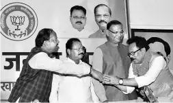  ??  ?? Sukhdeo Bhagat (right) gave a huge jolt to the Congress by crossing over to the BJP