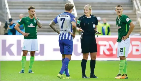  ?? Foto: AFP/Tobias Schwarz ?? Was zu erwarten war: Schiedsric­hterin Bibiana Steinhaus hatte bei der Partie Hertha gegen Werder im Berliner Olympiasta­dion alles im Griff.