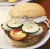  ??  ?? Griller’s talaba burger