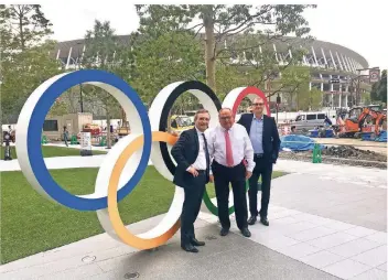  ?? RP-FOTO: RUHNAU ?? Oberbürger­meister Thomas Geisel, Messechef Werner Dornscheid­t und Düsseldorf­s Marketingc­hef Frank Schrader (von links) vor dem Olympiasta­dion in Tokio