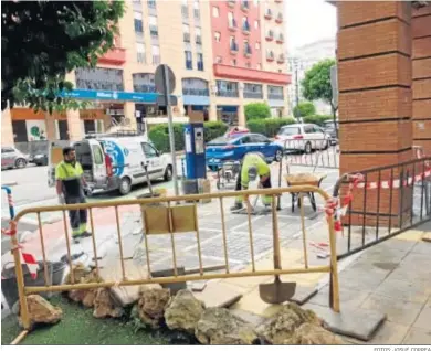  ?? FOTOS: JOSUÉ CORREA ?? Trabajos que en la jornada de ayer venían realizando operarios municipale­s en la reposición de solería.