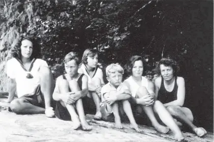  ??  ?? Capi Blanchet, far right, and her children in 1931.