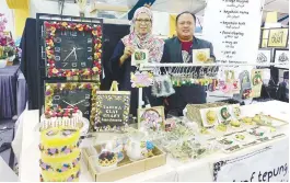  ?? BERNAMAPIC ?? Aida and Hasnizar showcasing their creations at their stall. –