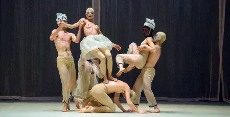  ??  ?? In scena Petruška di Stravinski­j con la coreografi­a di Virgilio Sieni era al Teatro Comunale, con l’Orchestra della Fondazione lirica e la direzione musicale di Fabrizio Ventura