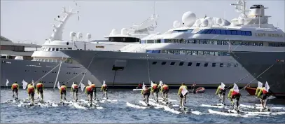  ?? (Photos Jean-François Ottonello) ??  h  hier, bille en tête, les cyclistes de mer s’élancent dans le port Hercule.