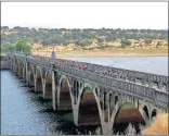  ??  ?? GRAN ETAPA. Arriba, la escapada en el Puerto del Pico. Abajo, el pelotón supera un embalse, la caída de Sivakov y el ataque de Nairo.