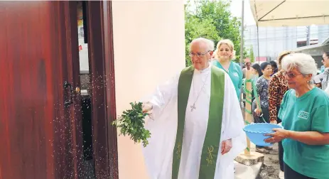  ??  ?? TALLERES. El obispo Ángel Garachana realizó la bendición del lugar que ya está funcionand­o y que es un ejemplo en el país.