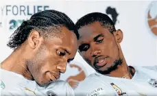  ?? /LA NACIÓN. ?? El marfileño Didier Drogba (izq.) y el camerunés Samuel Eto’o han brindado ayuda humanitari­a en África.