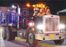  ?? (NWA Democrat-Gazette/Randy Moll) ?? Children riding atop this dump truck tossed candy to those watching along the street.