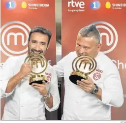  ?? RTVE ?? Juanma Castaño con Miki Nadal y los trofeos de ganador de ‘MasterChef’