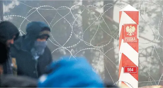  ?? ?? Gefangen an der Grenze zu Polen: Migrantinn­en und Migranten sitzen im Niemandsla­nd in der Falle.