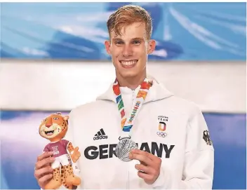  ?? FOTO: DEUTSCHER FECHTERBUN­D/BIZZI ?? Strahlend präsentier­t Paul Veltrup seine Silbermeda­ille, die er bei den Olympische­n Jugendspie­len in Buenos Aires gewonnen hat. Im Finale musste sich der Grefrather dem Italiener Davide di Veroli beugen.