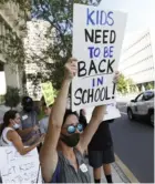  ?? AFP ?? Un joven pide que las escuelas del condado de Hillsborou­gh, en Tampa, Florida, reabran.