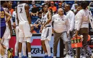  ?? Sam Owens/staff photograph­er ?? Coach Steve Henson’s UTSA team suffered its fifth loss in a row in Thursday’s 79-70 defeat vs. Charlotte.