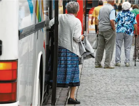  ?? Symbolfoto: Jens Büttner, dpa ?? Ein Ortsverein der Arbeiterwo­hlfahrt machte einen Ausflug, obwohl der Inzidenzwe­rt da schon bei rund 150 lag.