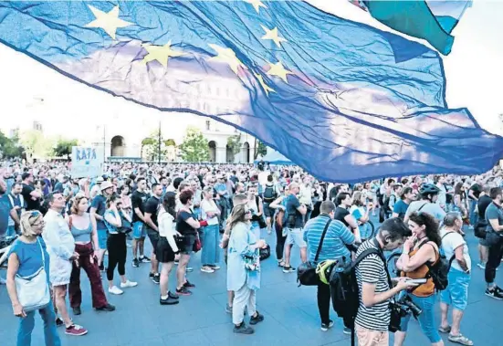  ?? ATTILA KIsBENEDEK / AFP ?? Protestes ahir davant del Parlament a Budapest contra la política econòmica del Govern de Viktor Orbán