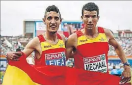  ?? VINCENT JANNINK / EFE ?? Adel Mechaal junto a Ilias Fifa tras la final europea de los 5.000 m