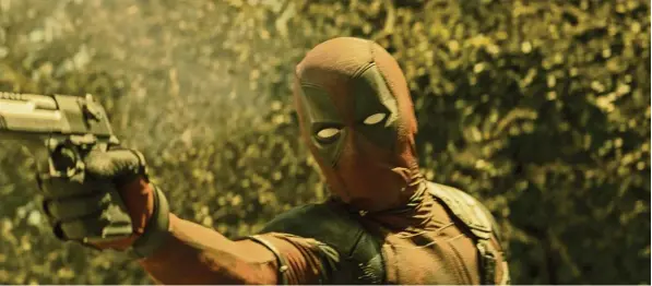  ?? Foto: 20th Century Fox ?? Im Lederdress mit Gesichtsma­ske geht Wade Wilson (Ryan Reynolds) alias Superheld Deadpool an die Arbeit.