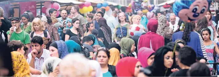  ?? FOTO: DPA ?? Berliner Vielfalt: Szene vom Ramadanfes­t auf der Karl-Marx-Straße in Neukölln. Seit 2009 wird hier öffentlich das Ende des muslimisch­en Fastenmona­ts gefeiert.