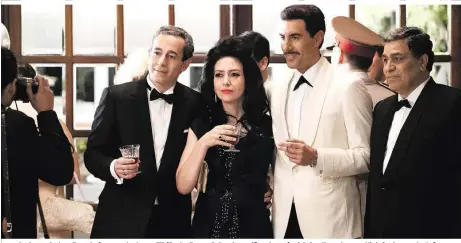  ??  ?? In der syrischen Botschaft versucht Agent Eli (Sacha Baron Cohen im weißen Anzug) wichtige Kontakte zur High Society zu knüpfen