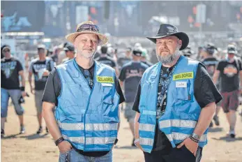  ?? FOTO: KNA/MICHAEL ALTHAUS ?? Kirche trifft Metal: Lars Wulff (links) und Lutz Neugebauer sind als ehrenamtli­che Mitarbeite­r der Festivalse­elsorge auf dem Wacken Open Air im Einsatz.