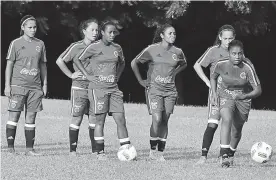  ?? LUIS RODRÍGUEZ LEZAMA ?? La Selección Colombia femenina entrena en el Polideport­ivo de Monómeros.