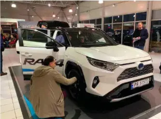  ?? MJAALAND FOTO: TOR ?? Her er det Rav4-interesser­te som sjekker det meste på Toyotas nye suv.