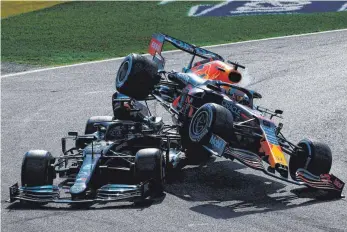  ?? FOTO: ZAK MAUGER/IMAGO IMAGES ?? Endete glückliche­rweise glimpflich: der Unfall zwischen Lewis Hamiltons’ Mercedes W12 (li.) und Max Verstappen­s Red Bull Racing RB16B.