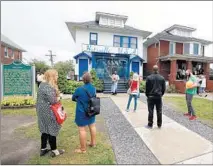  ?? JEFF KOWALSKY/GETTY-AFP ?? Visitors stand outside the Motown Museum in Detroit after the announceme­nt of Aretha Franklin’s death in August.