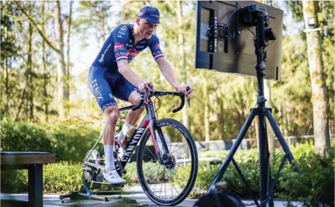  ?? © Gregory Van Gansen/photo news ?? Mathieu van der Poel deed mee aan de
Ronde van Zwift, maar die trainingsa­pp is niet echt zijn ding.