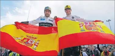  ??  ?? REFERENTES. Alonso y Sainz posaron con la bandera española tras ofrecer una buena carrera.