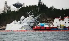  ?? FOTO: NTB SCANPIX ?? Det jobbes med å tømme den havarerte KNM «Helge Ingstad».