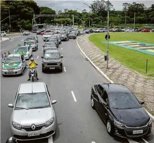  ?? Bruno Santos/Folhapress ?? Carreata neste domingo na zona sul de São Paulo