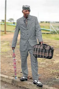  ?? Picture: SIMPHIWE NKWALI ?? BEST FOOT FORWARD: Lonmin miner Paulus Leboto waits to board one of the buses organised by Amcu to take strikers home for the Easter weekend on April 17