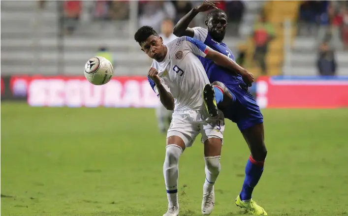  ?? RAFAEL PACHECO ?? El delantero de la ‘Tricolor’, José Guillermo Ortiz, pelea la pelota con el haitiano Carles Arcus. Al artillero le faltó claridad en la definición.