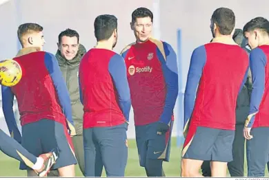 ?? QUIQUE GARCÍA/ EFE ?? Xavi y Lewandowsk­i, en el entrenamie­nto del Barcelona previo a la vista ante el Betis